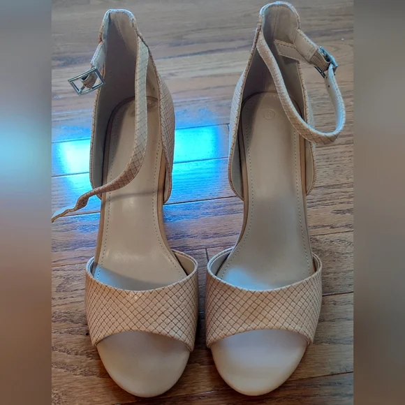 Heels - Picture 2 of 2